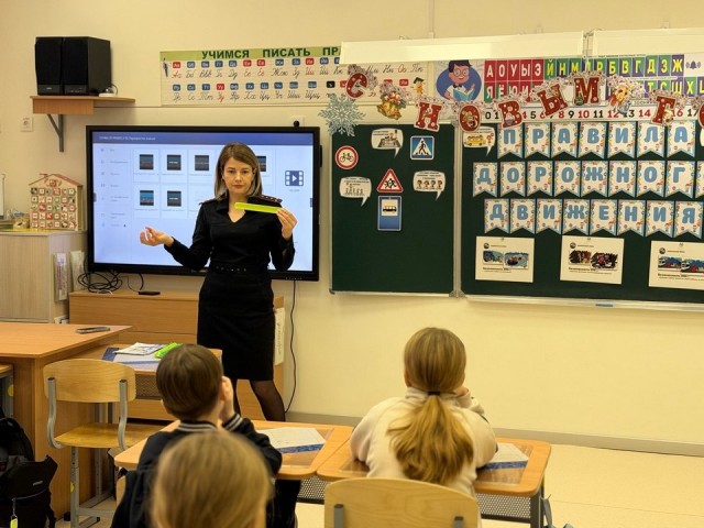 Автоинспекторы Луховиц перед новогодними каникулами напоминают детям, как не попасть в ДТП