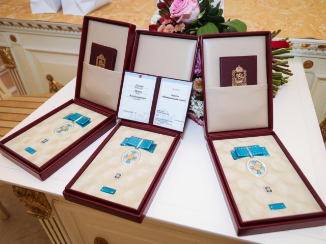 Раменские супермамы: многодетным жительницам округа вручили знаки почета