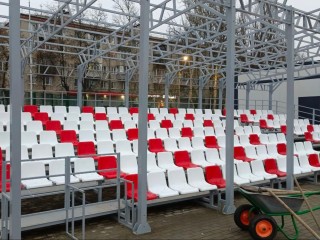 Болельщикам — комфорт: на стадионе «Полет» установили современные трибуны