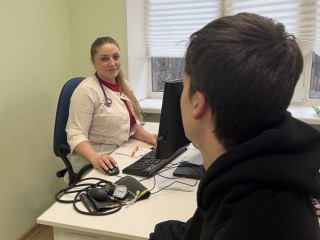 Как пользоваться тонометром, глюкометром и ингалятором учат пациентов щелковские медики