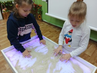 Создавать рисунки из песка научат в Рузской библиотеке