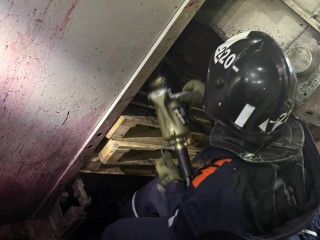 Операция на волоске: спасатели в Кашире освободили рабочего из-под заводского пресса