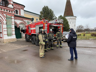 Учения в Теряево: пожарные отработали действия при возгорании с людьми внутри здания