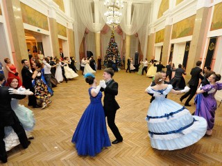 Деньги для спасения двух малышей собрали участники благотворительного бала в Ногинске