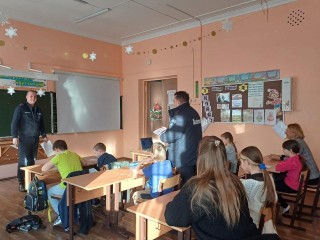 Лед — не каток: спасатели рассказали школьникам Радовицкого, как не попасть в зимнюю ловушку