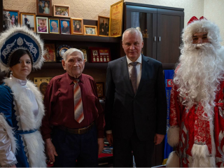 Дед Мороз и Снегурочка вручили подарки почетным жителям Фрязина