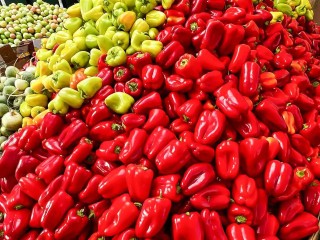 «Дело в нехватке солнечного света»: почему зимой постоянно хочется есть и как с этим бороться