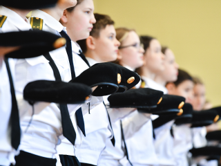 Ученики школы имени Матвеева сменили форму на кадетские погоны