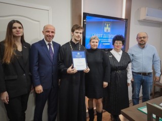 Депутаты в Сергиевом Посаде наградили священника, бизнесмена и волонтеров: за какие заслуги?