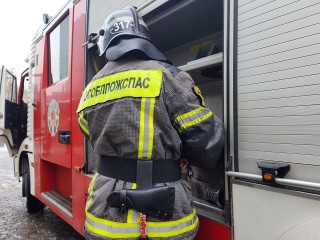 Дом в огне: спасатели ликвидируют пожар в деревне Семенково