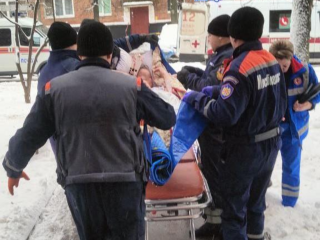 Не теряли ни минуты: спасатели помогли медикам с транспортировкой пациентки с признаками инсульта