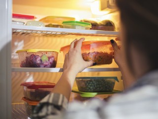 Сколько можно хранить салаты в холодильнике: сроки, нормы, рекомендации