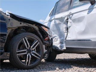 Две иномарки разбились на перекрестке: госавтоинспекторы выясняют причины ДТП