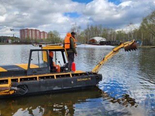 Экскаватор-амфибия начнет чистить пруды и реки в Мытищах летом 2026 года