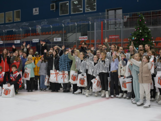 Нет границ для добрых сердец: ярким ледовым шоу поздравили детей с ограниченными возможностями