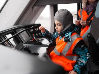 Подарили настоящий поезд! Школьнику из Подмосковья дали «порулить» Иволгой