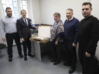 Олег Сотник передал спутниковую установку участнику СВО