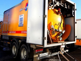 «Откачивали полдня»: коммунальщики рассказали, как влажные салфетки вызвали засор в жилом квартале