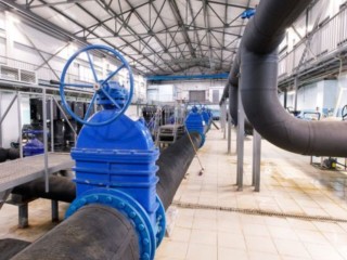 Профессионалы приходят на помощь: в Талдоме 5 декабря коммунальщики устраняют аварию на водопроводе