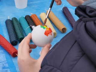 Елочные игрушки и ароматические свечи изготовили посетители семейного «Никольского фестиваля»