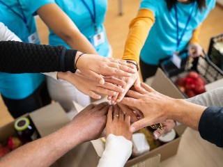 Письма школьников и 200 кг корма: что активисты из Шатуры привезли в приграничье к Новому году