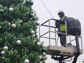 Поселок под Клином украшают елкой и новогодними арт-объектами