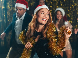 Чтобы не уволили: эксперты по этикету рассказали, как вести себя на новогоднем корпоративе