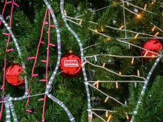 Главную новогоднюю ель в Мытищах монтируют над чашей фонтана в центре города