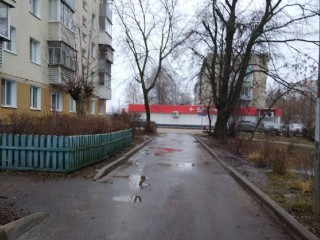 Во дворе дома на улице Гоголя коммунальщики убрали огромную лужу