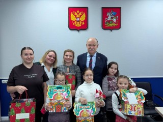 Депутат Мособлдумы поздравил юных жительниц Наро-Фоминска с новогодними праздниками