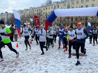 Дед Мороз и Снегурочка пожелали удачи участникам праздничных забегов в Балашихе
