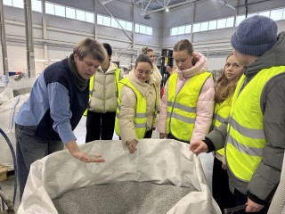 Школьники Шаховской увидели изнутри работу завода электроприборов