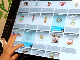 Быстрая оплата, нет очередей, вкусная еда: в подмосковных школах вводят электронные столовые