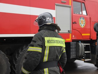 Пожарные ликвидируют возгорание в Тучкове