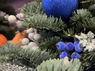 Необычная ель в коридоре офиса: из чего на самом деле сделаны новогодние украшения в Егорьевске?