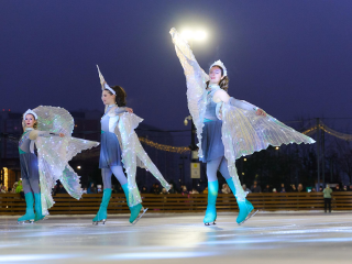 Скрипка, лед и эльфы: в Химках прошла праздничная шоу‑программа на катке