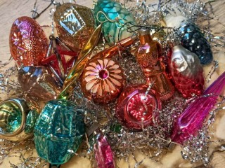 Винтаж против новизны: какие игрушки пользуются спросом для новогодней елки конце 2025 года