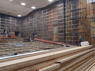 В ДК «Луговая» укладывают новый пол и монтируют акустику