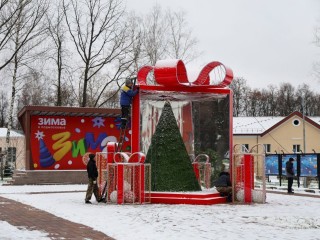 В парке «Восточный» установили елку и новогоднюю фотозону