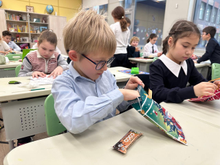 Письма, ангелочки и шоколад: как школьники Котельников готовили подарки для участников СВО