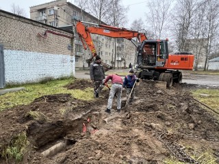 Без отключения тепла: в Запрудне начали замену теплотрассы на Карла Маркса по новой технологии
