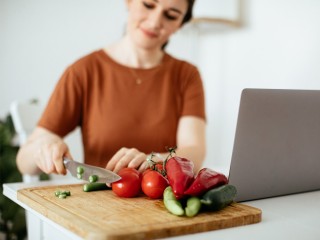 Чтобы нарезать оливье: милые сериалы для фона и праздничного настроения