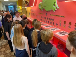 Память в каждом кадре: как выставка «Дорога памяти» объединила войну, Чеховский техникум и современность