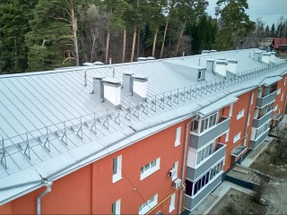 Надежная кровля и теплые стены: строители возвращают комфорт в жилые дома