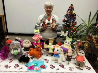 Зинаида Кручинина соединяет творчество и добрые дела: как одна пенсионерка помогает детям и бойцам