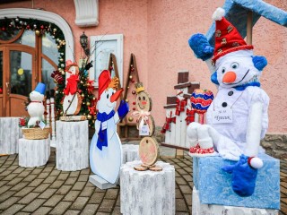Самых креативных и устойчивых к непогоде снеговиков определили в театре «Огниво»