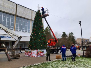 В Протвине у спорткомплекса «Старт» зажглась главная новогодняя ель