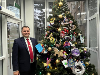 Депутат из Можайска привел Деда Мороза к девочке, которая мечта о встрече с ним