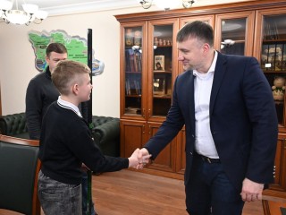 Владислав Третьяк передал свой спортивный талисман молодому таланту из Серпухова