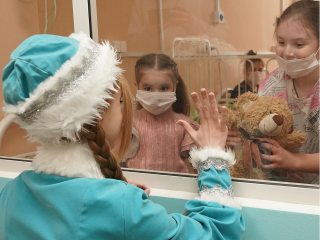 Дед Мороз в маске: как поздравили маленьких пациентов в «красной зоне»